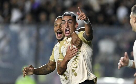 Jogador do Vasco comemorando gol em campo.