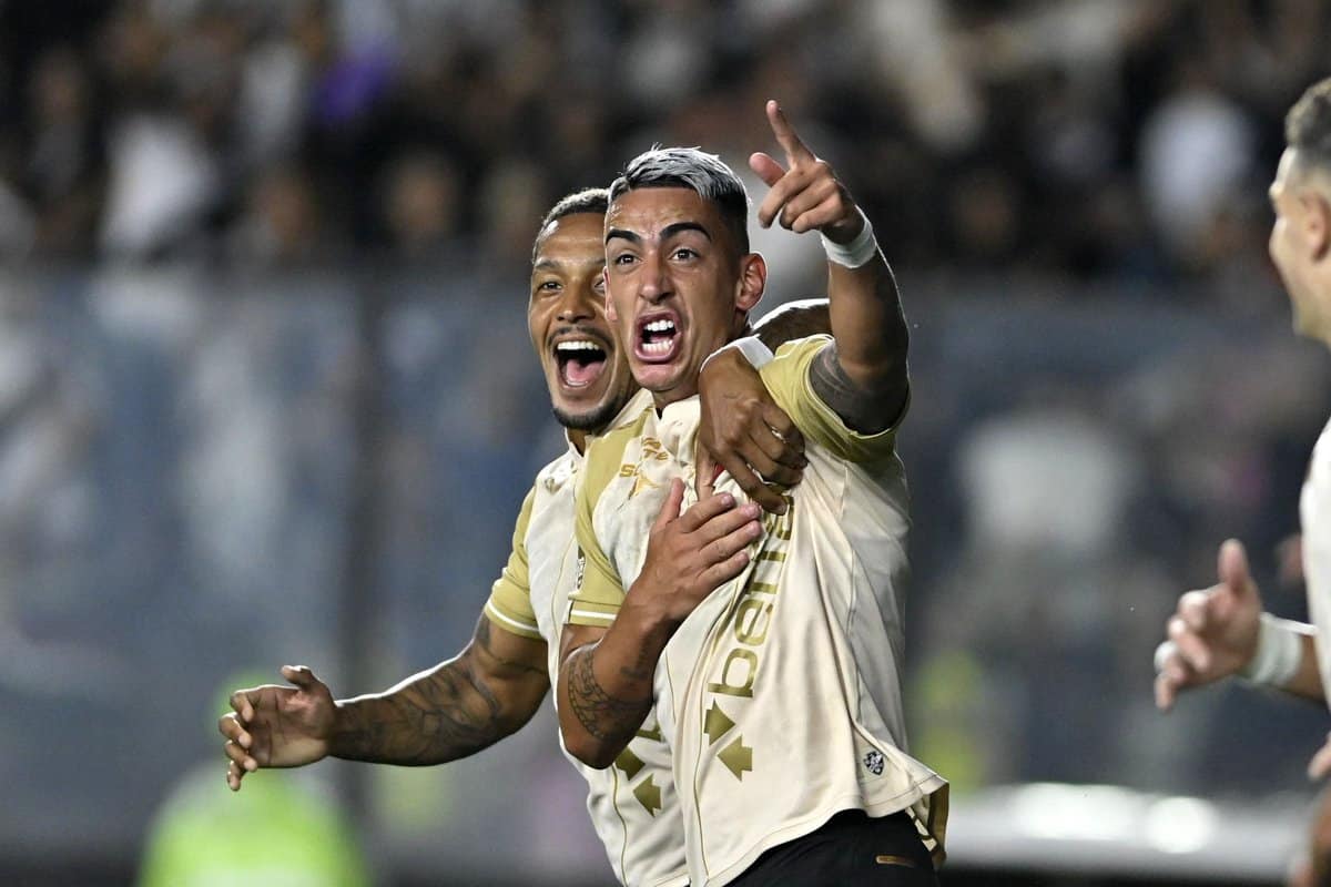 Jogador do Vasco comemorando gol em campo.