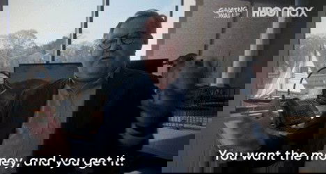 Imagem de um homem de óculos em escritório moderno.