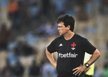 Referee do Vasco da Gama com uniforme preto.