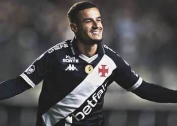 Blusa do员Na Vasco com brasão e patrocinador.