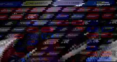 Vasco na entrevista, fundo com logos de patrocinadores.