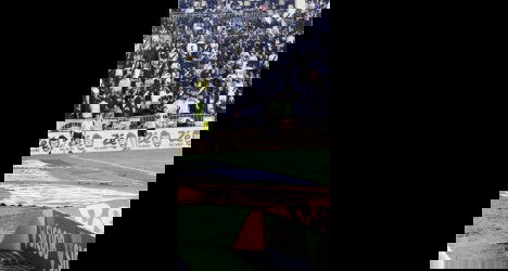 Torcida do Vasco comemorando no estádio.