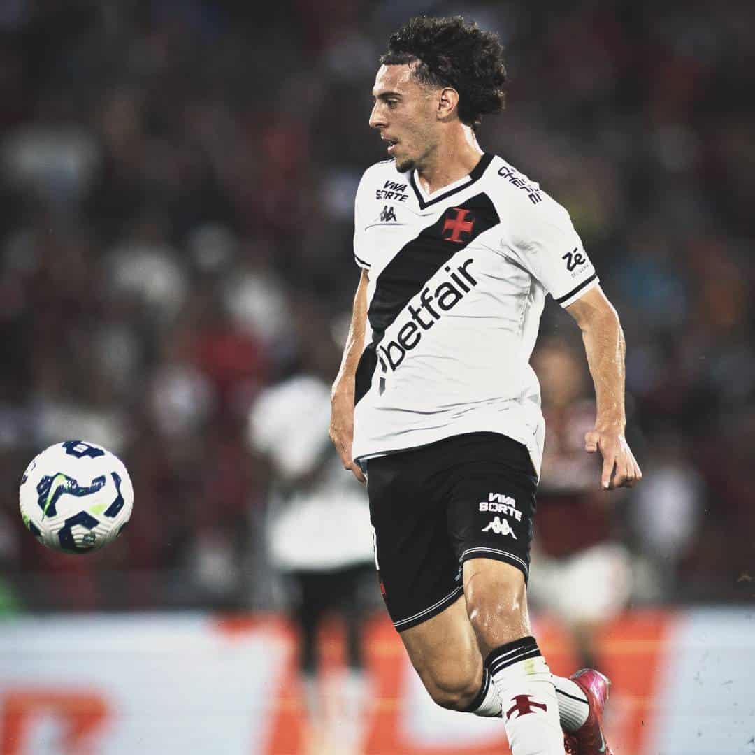 Jogador do Vasco correndo com a bola durante partida.