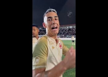 Jogador comemorando na vitória do Vasco.
