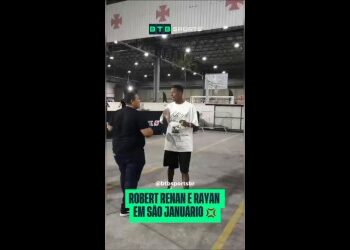 Roberto Renan e Erivan conversando no ginásio.