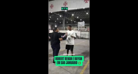 Roberto Renan e Erivan conversando no ginásio.