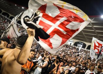 Vasco da Gama torcedores com bandeiras no estádio.