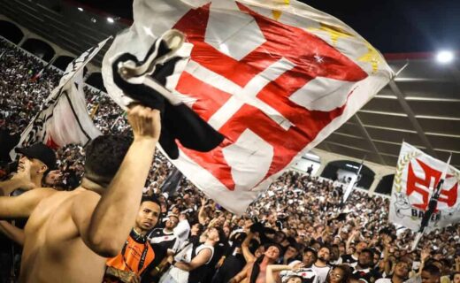 Vasco da Gama torcedores com bandeiras no estádio.