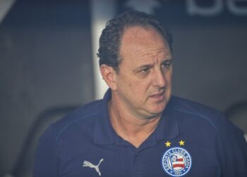 Futebolista com uniforme do Vasco da Gama incluindo escudo.