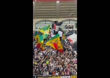 Torcida do Vasco comemorando no estádio.