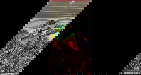 Torcida do Vasco comemorando no estádio.