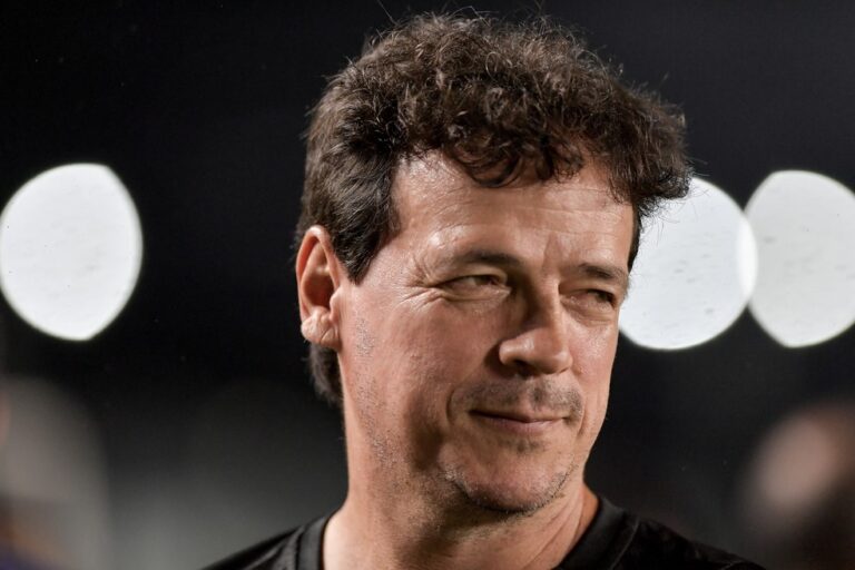 Homem com cabelo castanho e expressão confiante.