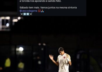 Jogador do Vasco no campo, vestindo uniforme branco com detalhes preto.