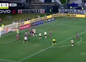 Jogadores do Vasco e Bahia na cobrança de escanteio.