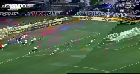 Jogadores do Vasco e Bahia na cobrança de escanteio.