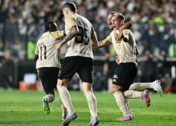 Celebridade do time do Vasco comemorando gol juntos.