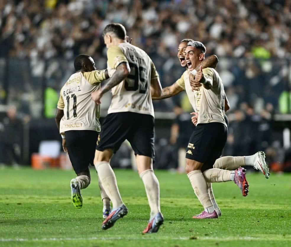 Celebridade do time do Vasco comemorando gol juntos.