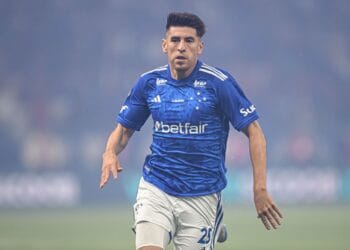 Jogador do Vasco em ação no gramado.