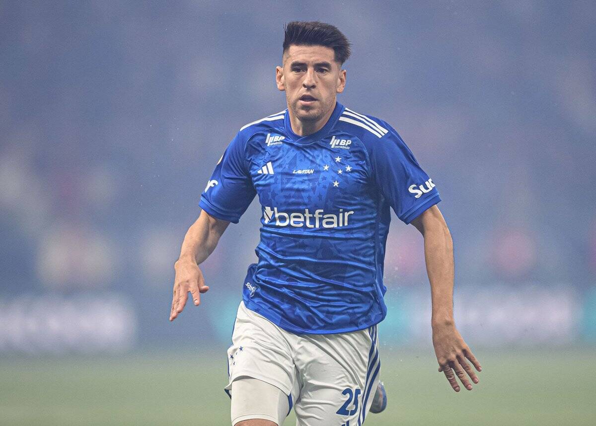 Jogador do Vasco em ação no gramado.