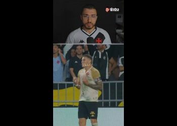 Jogador do Vasco comemorando gol.