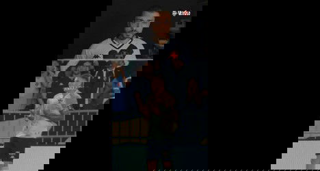 Jogador do Vasco comemorando gol.