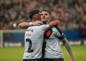 Jogadores do Vasco comemorando gol no estádio.