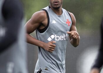 Refilho de jogador do Vasco em treino na chuva.