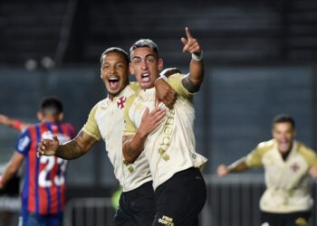 Goleiro e atacante do Vasco comemorando juntos.