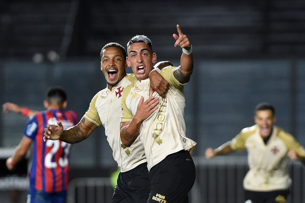 Goleiro e atacante do Vasco comemorando juntos.