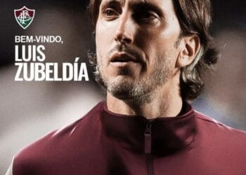 Luis Zubelía de Torcida do Fluminense, treinando com uniforme escuro.