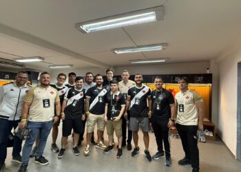 Jogadores do Vasco em loja do clube vro, uniforme oficial.