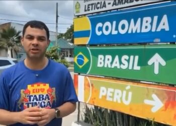 Vasco na Rússia, usando camisa e exibindo sinais de paz.
