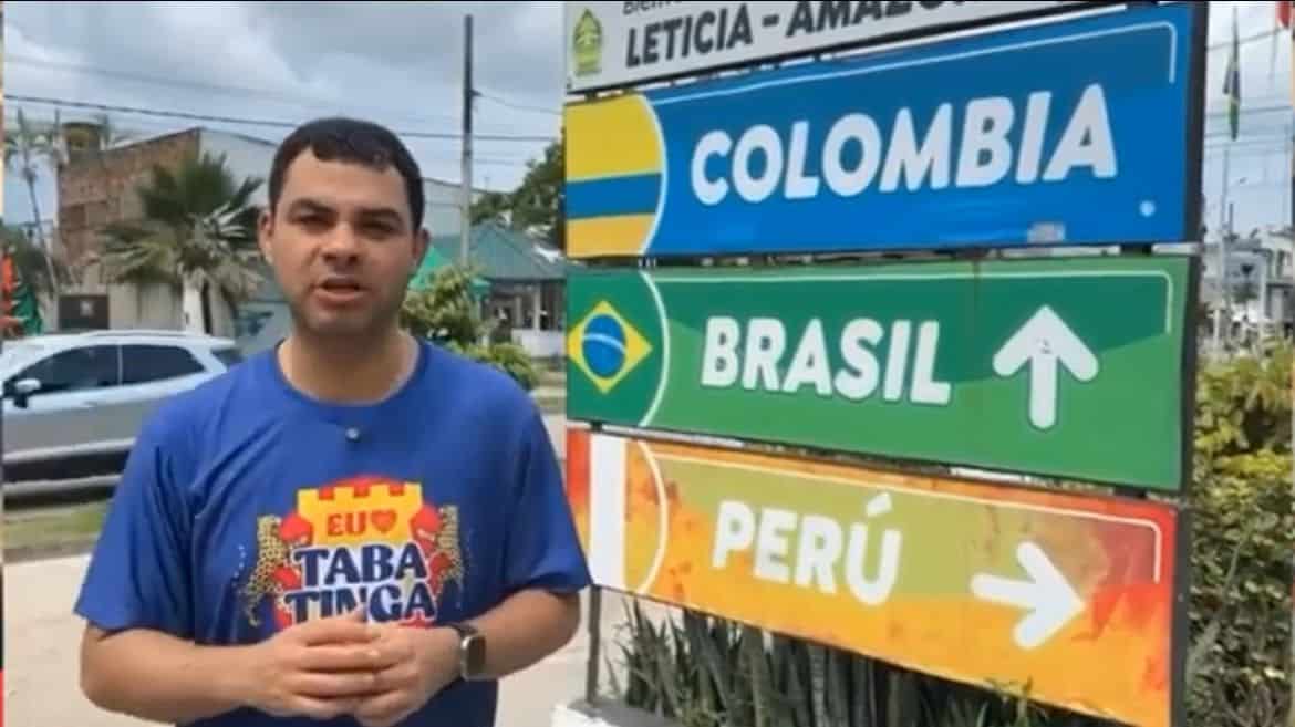 Vasco na Rússia, usando camisa e exibindo sinais de paz.