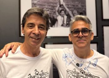 Amigos comemorando vitória com camisas do Vasco.