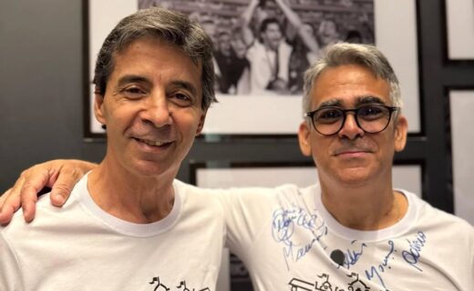 Amigos comemorando vitória com camisas do Vasco.