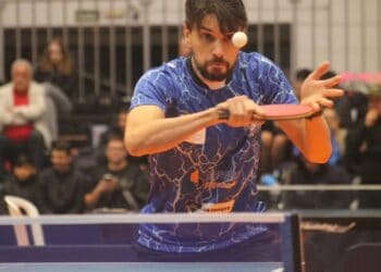 Filename: jogador-de-tenis-de-mesa-em-acao.jpg.