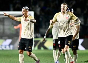 Jogadores do Vasco comemorando gol em campo.