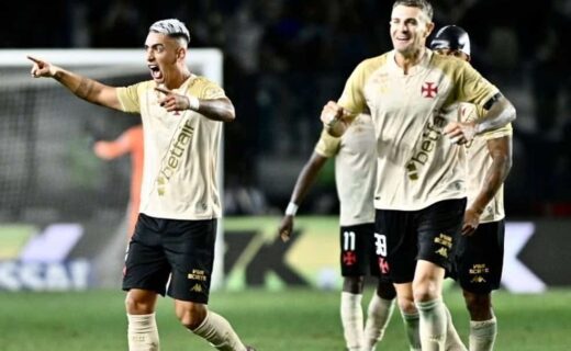 Jogadores do Vasco comemorando gol em campo.