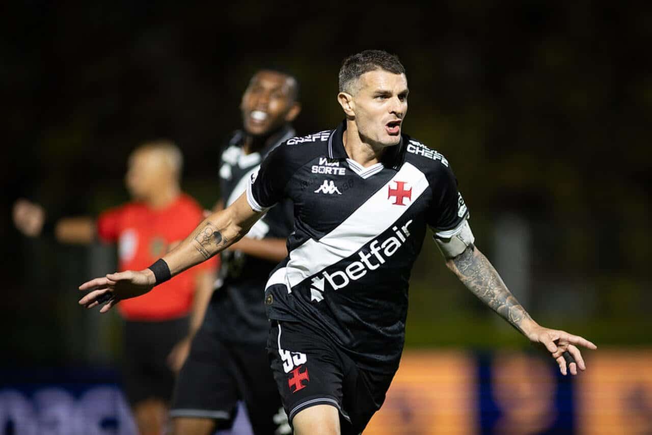 Jogador do Vasco comemorando gol em campo.