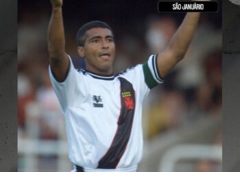 Jogador do Vasco comemorando em campo.