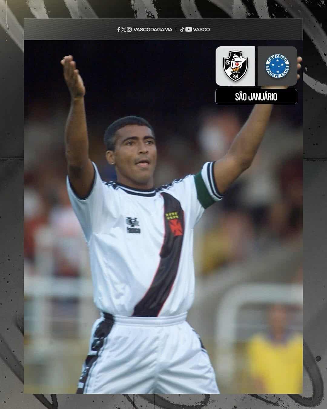 Jogador do Vasco comemorando em campo.