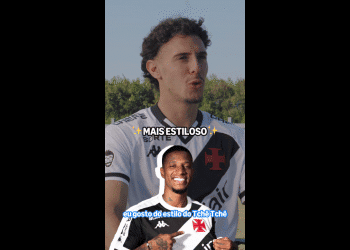Jogador do Vasco em campo com uniforme oficial.