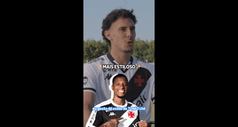 Jogador do Vasco em campo com uniforme oficial.