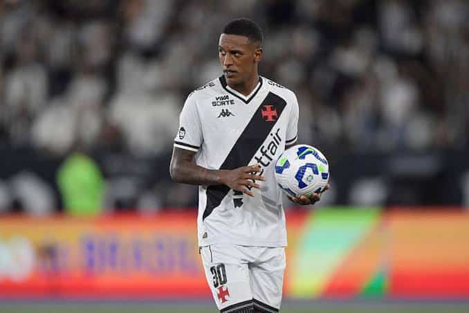 Jogador do Vasco com bola nos pés.