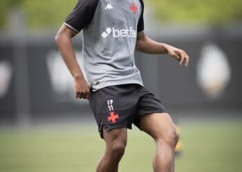 Jogador do Vasco treinando com bola em campo ao ar livre.