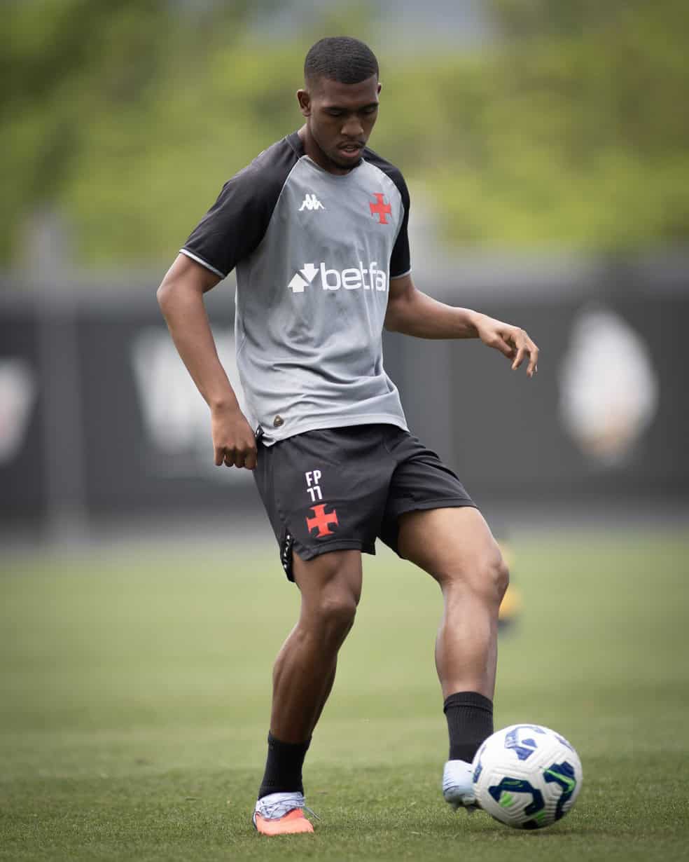 Jogador do Vasco treinando com bola em campo ao ar livre.