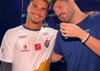 Vasco comemorando vitória na torcida.