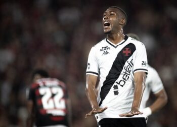 Jogador do Vasco comemorando gol.