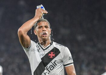 Lavador de cabeça do jogador se destacando na imagem.